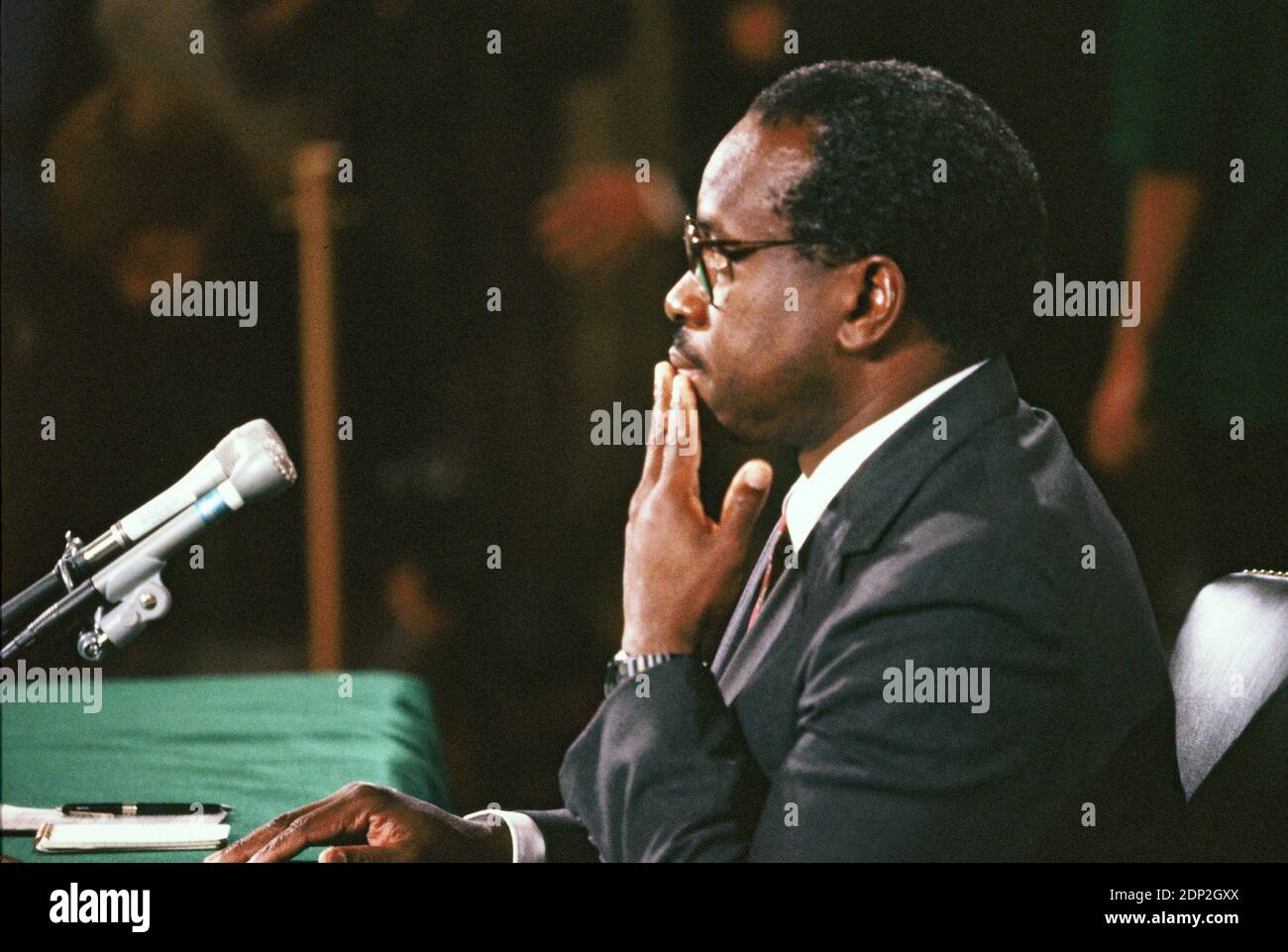 Clarence Thomas denkt über eine Antwort auf eine Frage während Seine Bestätigungsanhörungen 10/11/1991 Foto von Dennis Brack bb 75 Stockfoto Clarence Thomas denkt über eine Antwort auf eine Frage während Seine Bestätigungsanhörungen 10/11/1991 Foto von Dennis Brack bb 75 Stockfoto