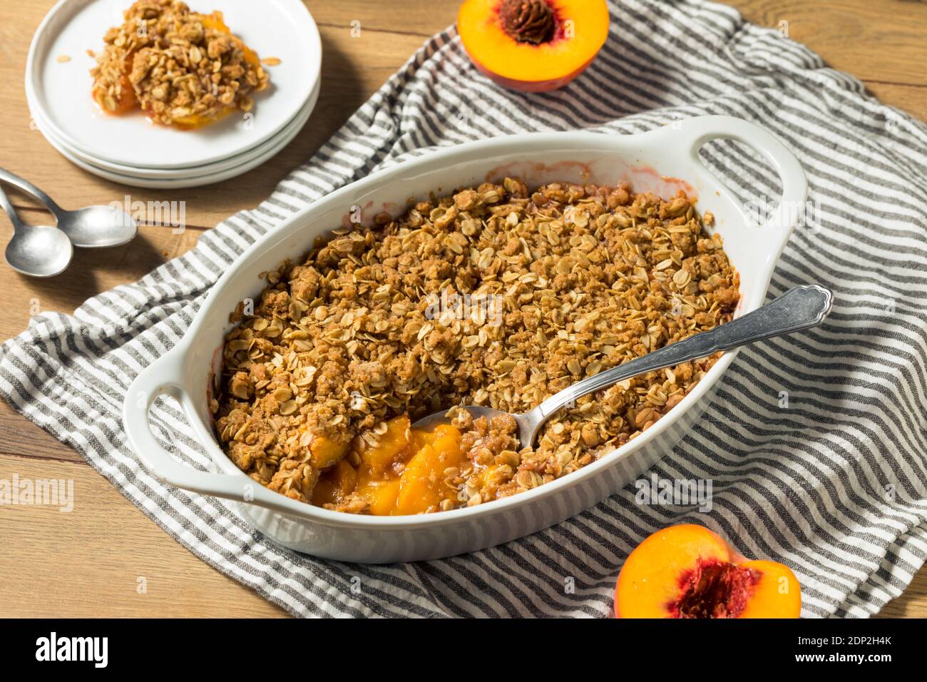Süßer hausgemachter Pfirsich-Cobbler-Knäckigkeit mit Haferzapfen Stockfoto