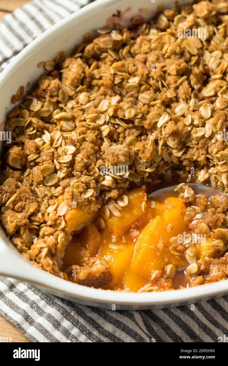 Süßer hausgemachter Pfirsich-Cobbler-Knäckigkeit mit Haferzapfen Stockfoto
