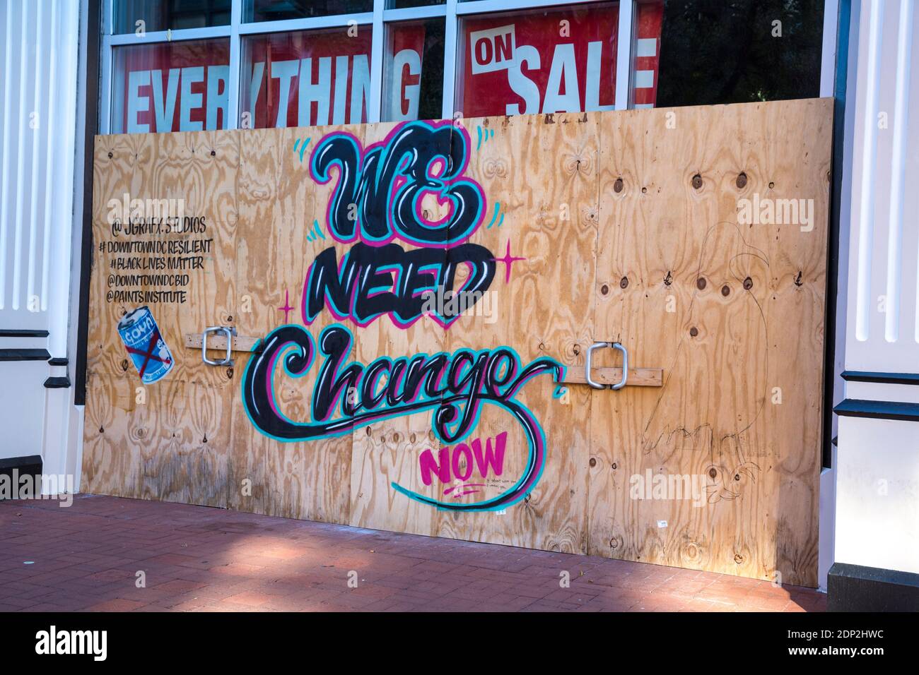 Graffiti ruft zu politischem und sozialem Wandel auf, Washington DC, USA, Oktober 2020. Covid-19 Einschränkungen haben zur Schließung des Geschäfts geführt. Stockfoto
