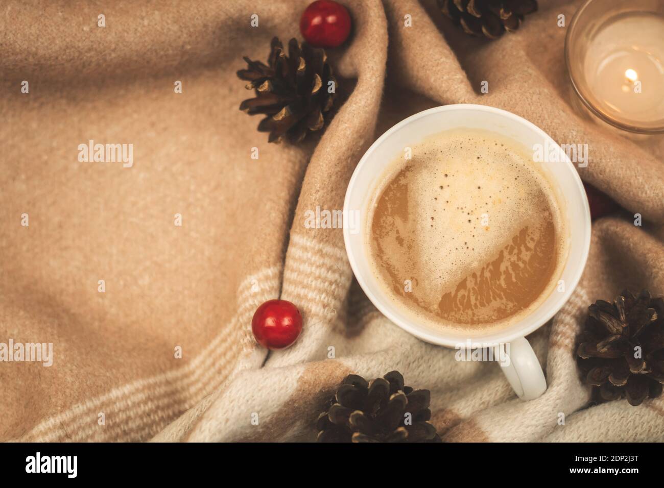 Tasse Cappuccino, Frühstück im Bett, Dekorationen, gemütliches Foto mit Karo, Platz für Text, kopieren Raum Foto Stockfoto