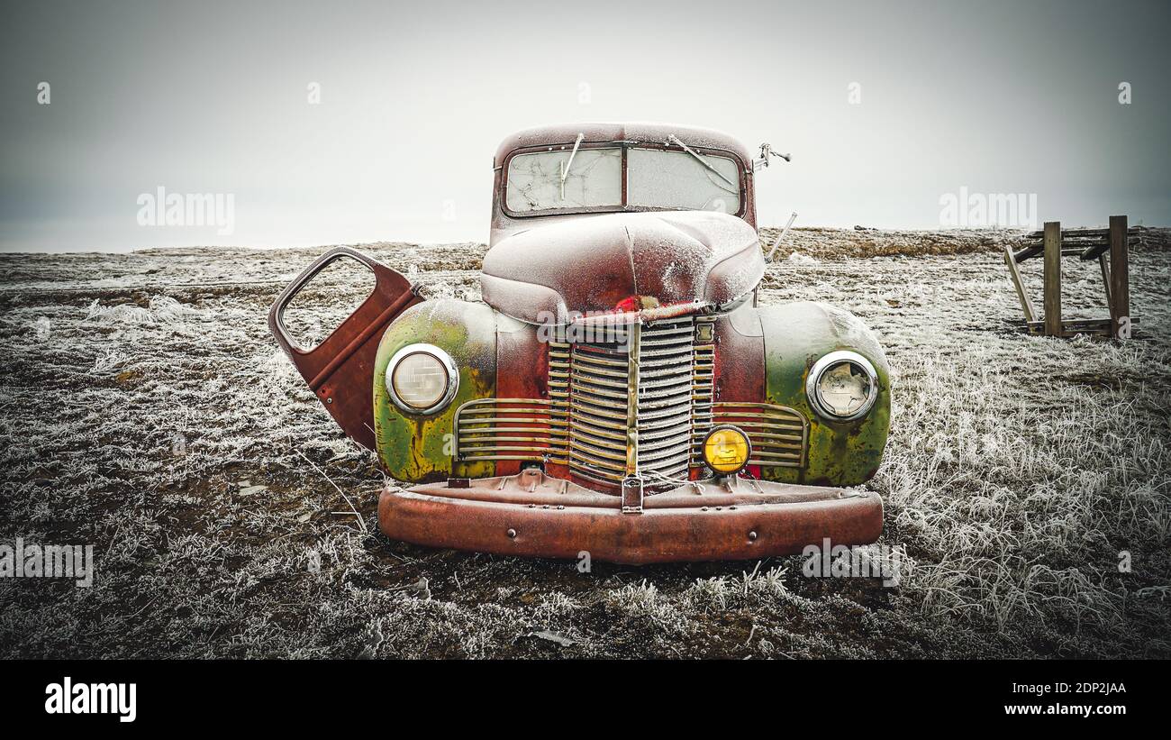 Alte Farm Truck Rustikale Patina in einem frostigen Hintergrund Stockfoto