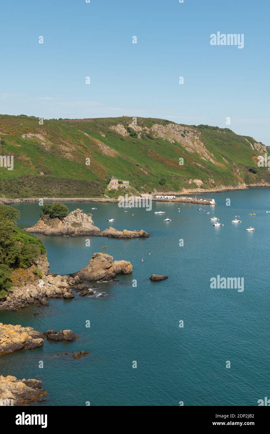 Sommerzeit, Sonnentag, Bouley Bay, Jersey, Kanalinseln. Blick vom Klippenpfad. Pier, Fort, Küste. Hochformat. Stockfoto