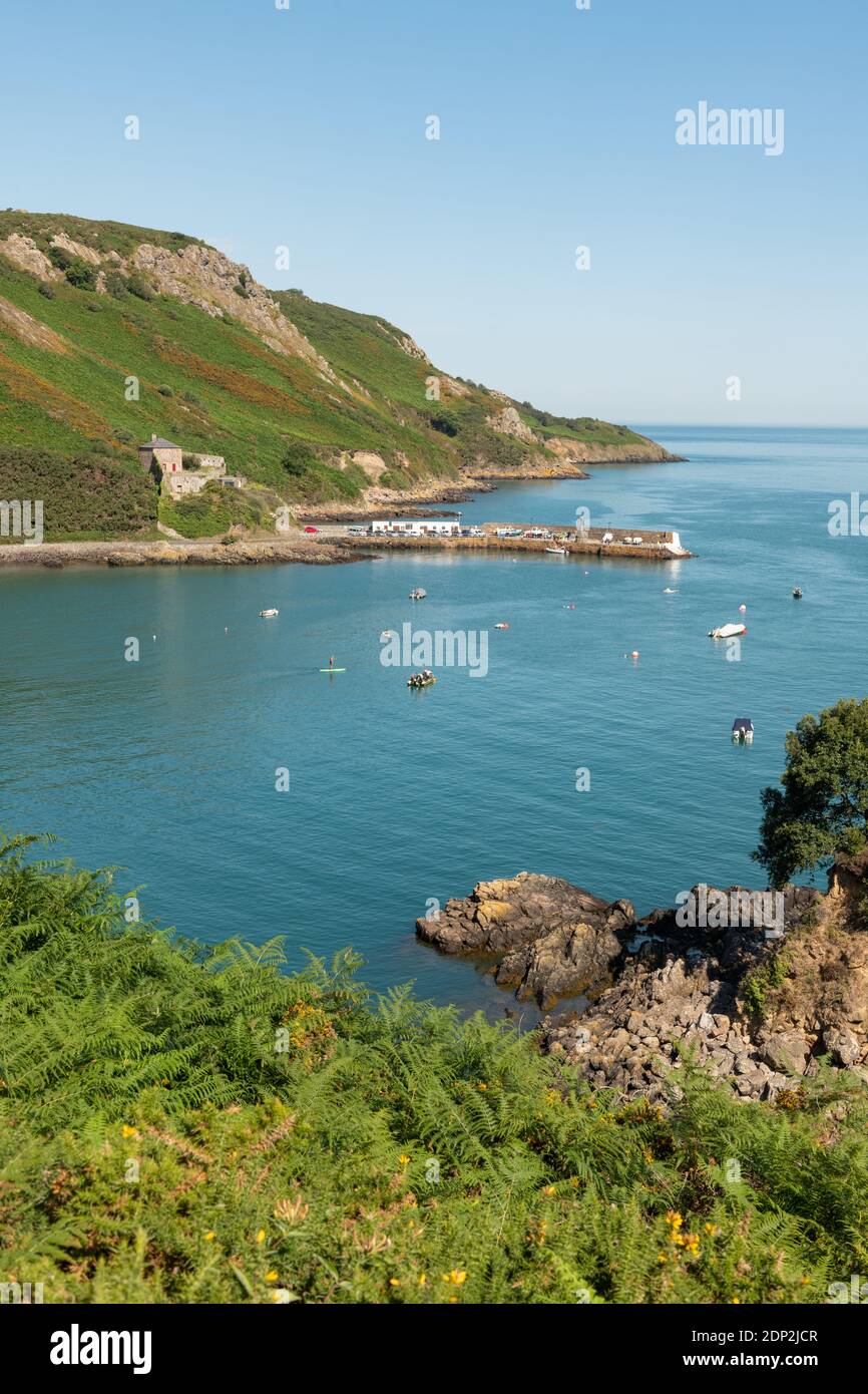 Sommerzeit, Sonnentag, Bouley Bay, Jersey, Kanalinseln. Blick vom Klippenpfad. Pier, Fort, Küste. Hochformat. Stockfoto