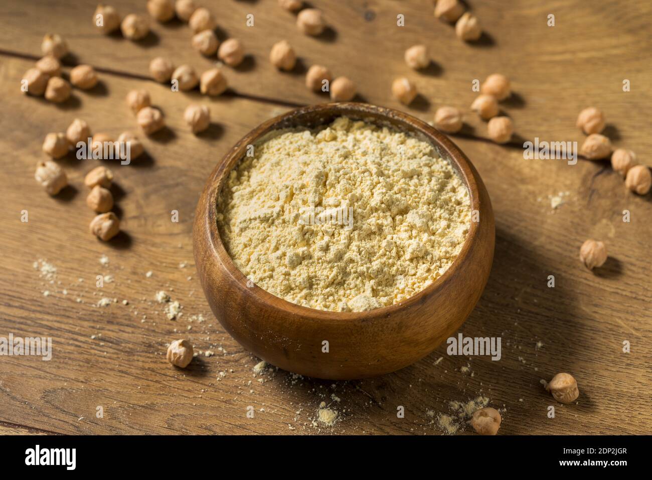 Bio-Kichererbsenmehl in einer Schüssel trocknen Stockfoto