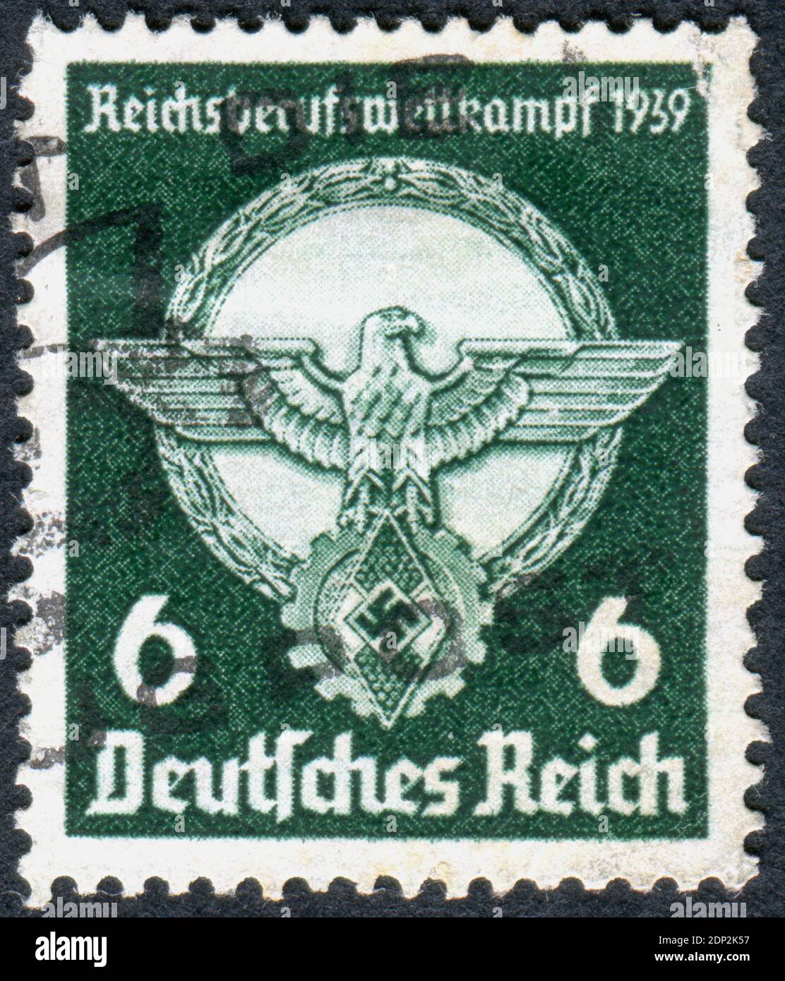 DEUTSCHLAND - UM 1939: Briefmarke gedruckt in Deutschland, посвящен Young Workers’ Professional Competitions, zeigt ein Nazi-Emblem, um 1939 Stockfoto