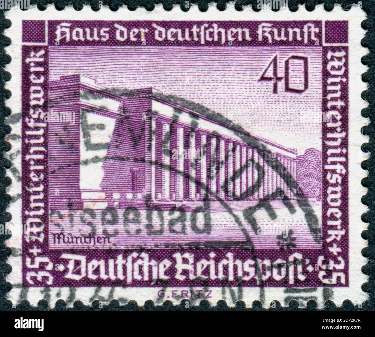 DEUTSCHLAND - UM 1936: Briefmarke gedruckt in Deutschland, Ausgabe Winterrelief, zeigt das Haus der Kunst, München, um 1936 Stockfoto