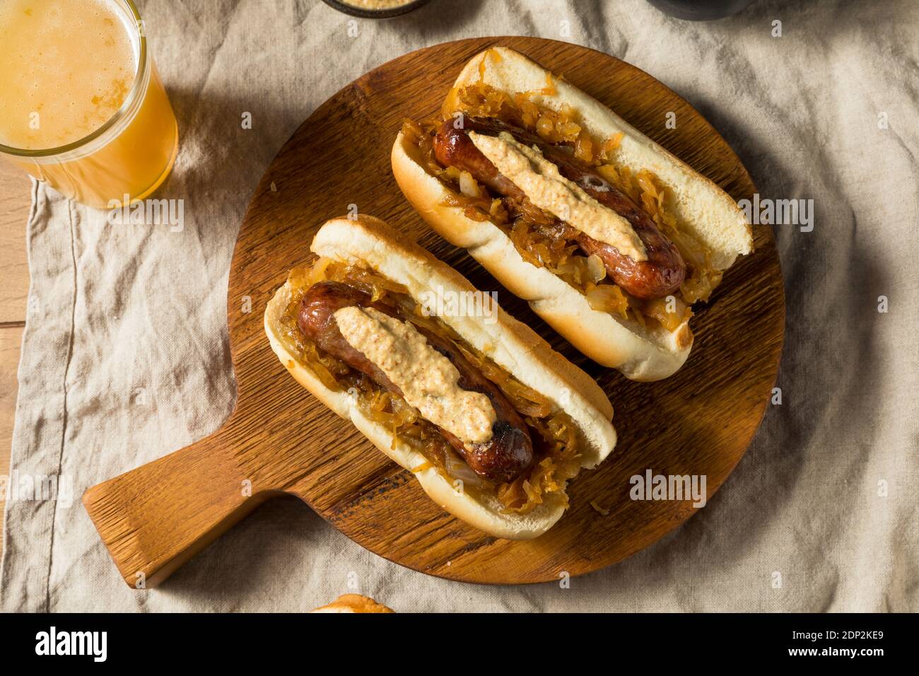 Hausgemachte Bratwurst-Sandwiches mit Senf und Sauerkraut Stockfoto