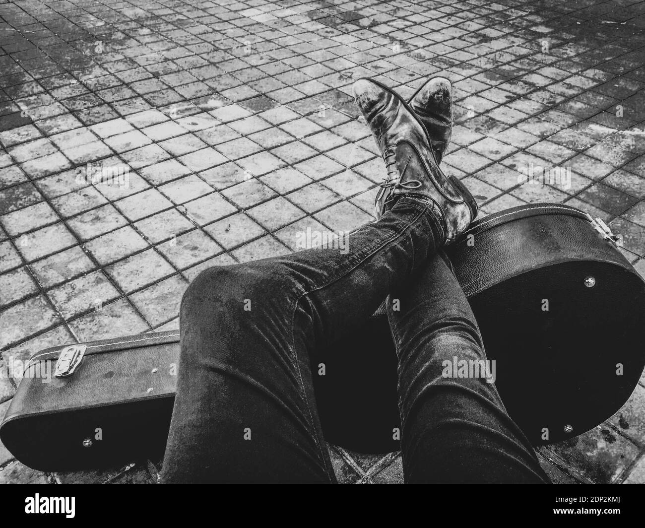 Vintage Musiker Stiefel warten auf einem Gitarrenkoffer Stockfoto