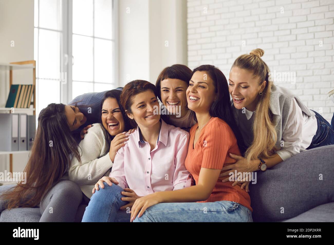 Gruppe von glücklichen jungen Frauen genießen ihre Freundschaft und mit Spaß zusammen Stockfoto