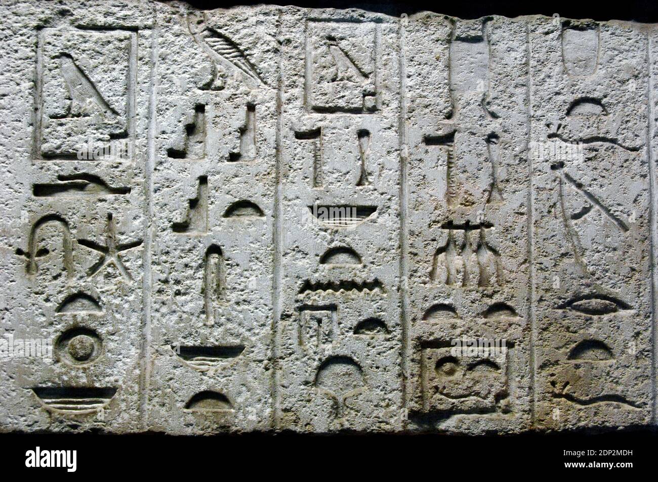 Falsche Tür von Tjetji und seiner Frau Debet aus dem Grab von Tjetji, Giza, Memphis, Ägypten, (Unterägypten). 4. Dynastie. c. 2500 V. CHR. Kalkstein. Details. British Museum. London, England, Vereinigtes Königreich. Stockfoto
