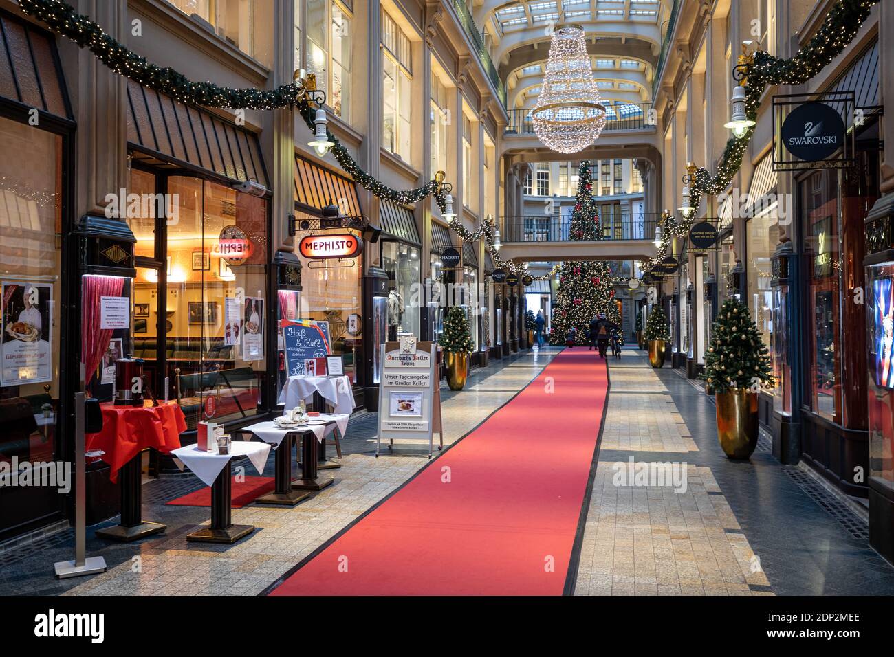 Leipzig, Deutschland, 12-16-2020, leere Restaurants und Geschäfte in der Innenstadt wegen der Corona/ Mädlerpassage mit Geschäften und Restaurants eingerichtet Stockfoto