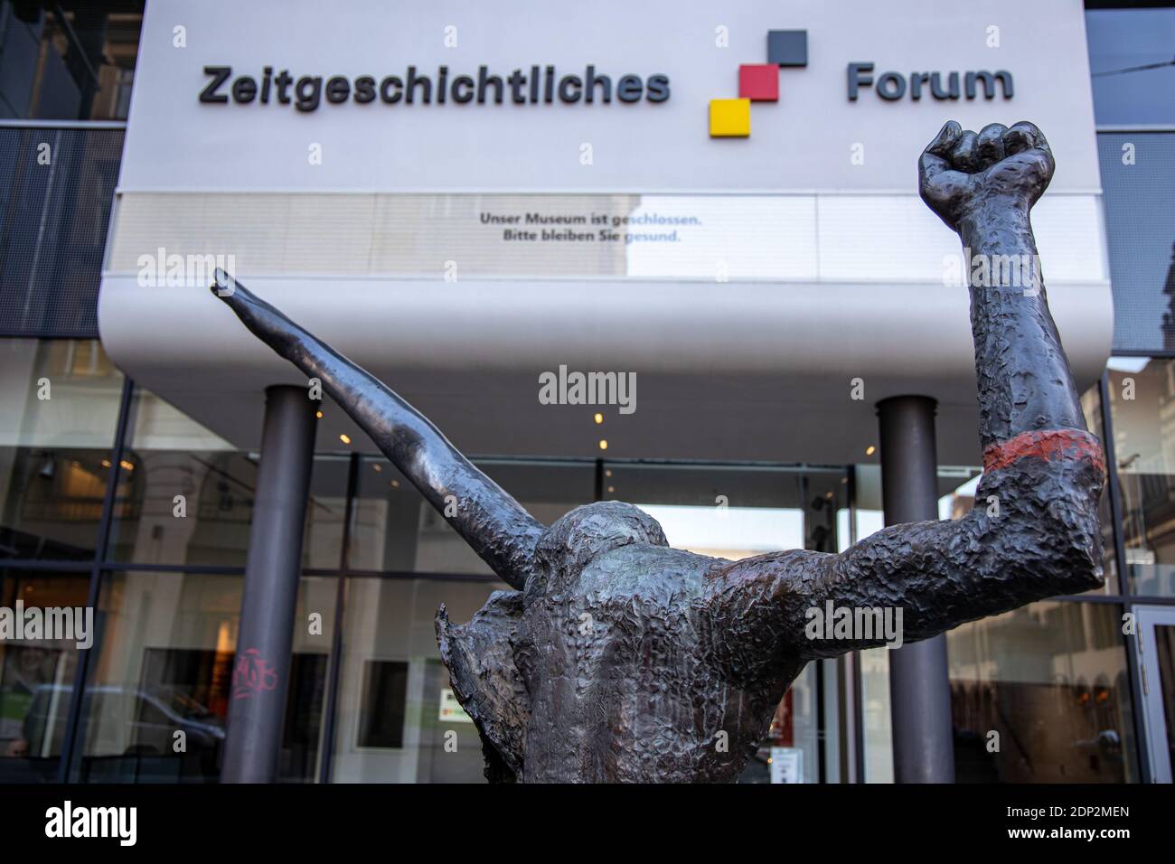 Leipzig, Deutschland, 12-16-2020, leere Restaurants und Geschäfte in der Innenstadt wegen Corona/ eine Skulptur vor dem 'Forum of Contemporary His Stockfoto