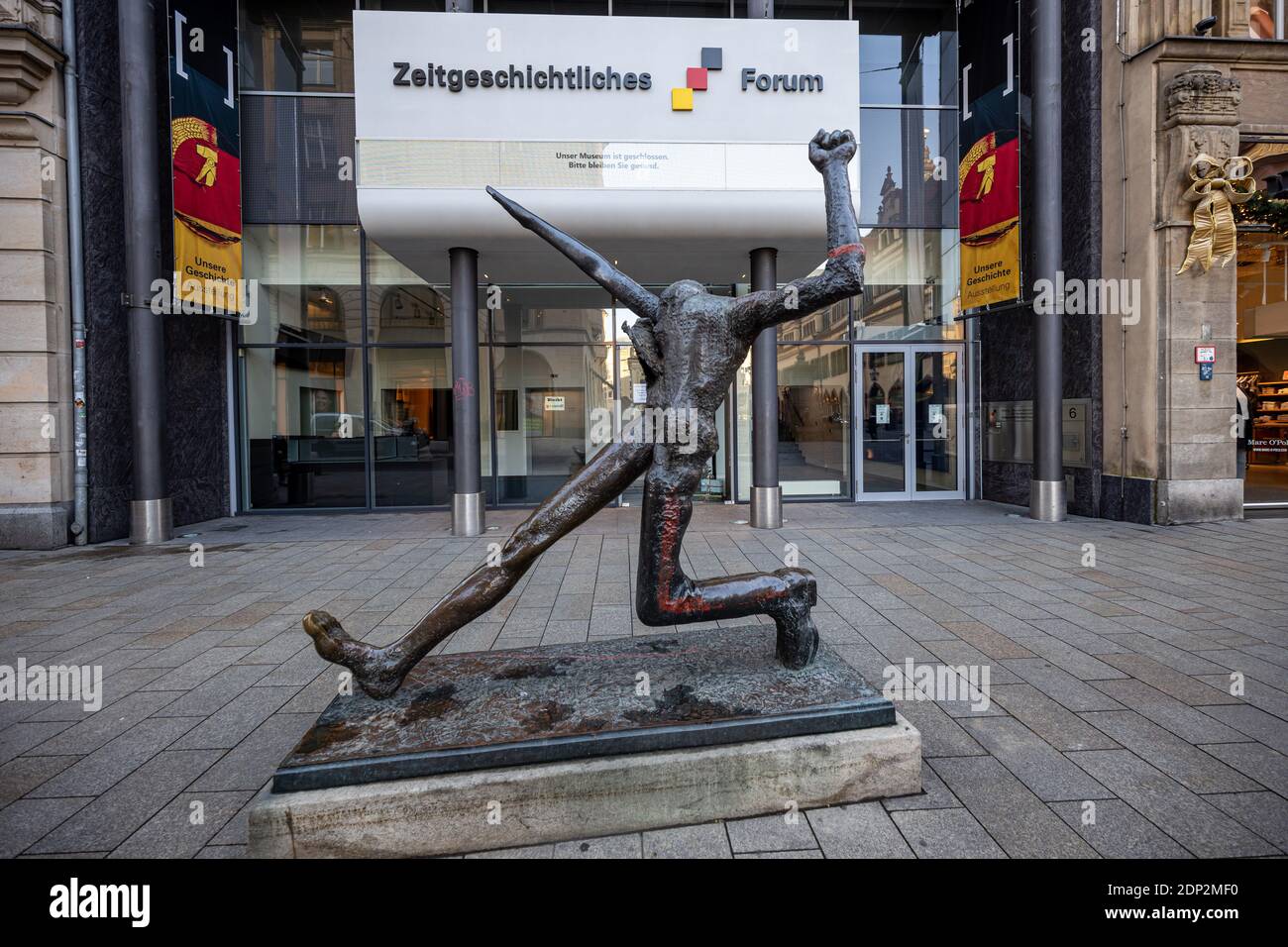 Leipzig, Deutschland, 12-16-2020, leere Restaurants und Geschäfte in der Innenstadt wegen Corona/ eine Skulptur vor dem 'Forum of Contemporary His Stockfoto