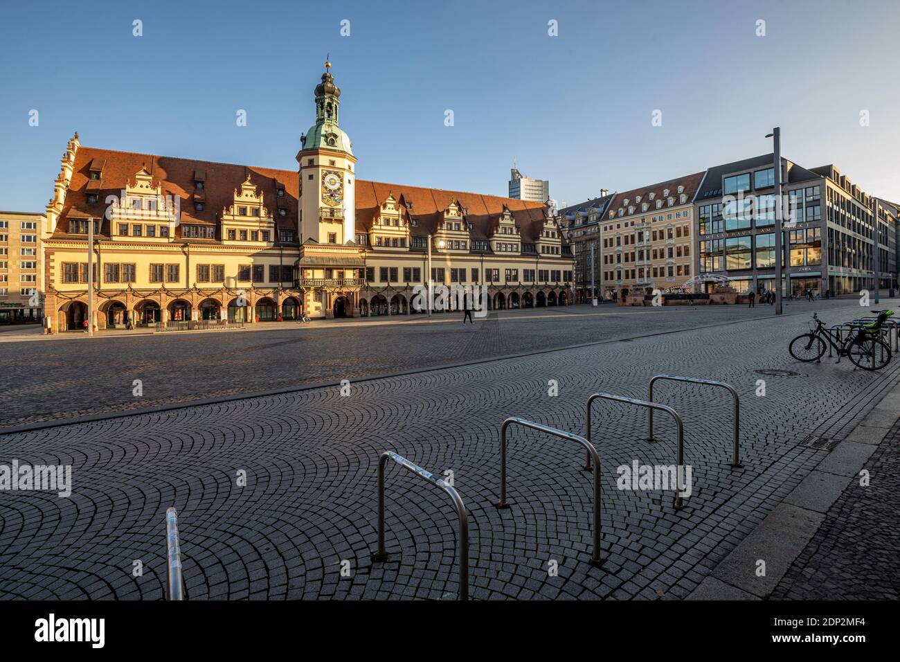 Leipzig, Deutschland, 12-16-2020, leere Restaurants und Geschäfte im Stadtzentrum wegen Corona/ Marktplatz mit altem Rathaus Stockfoto