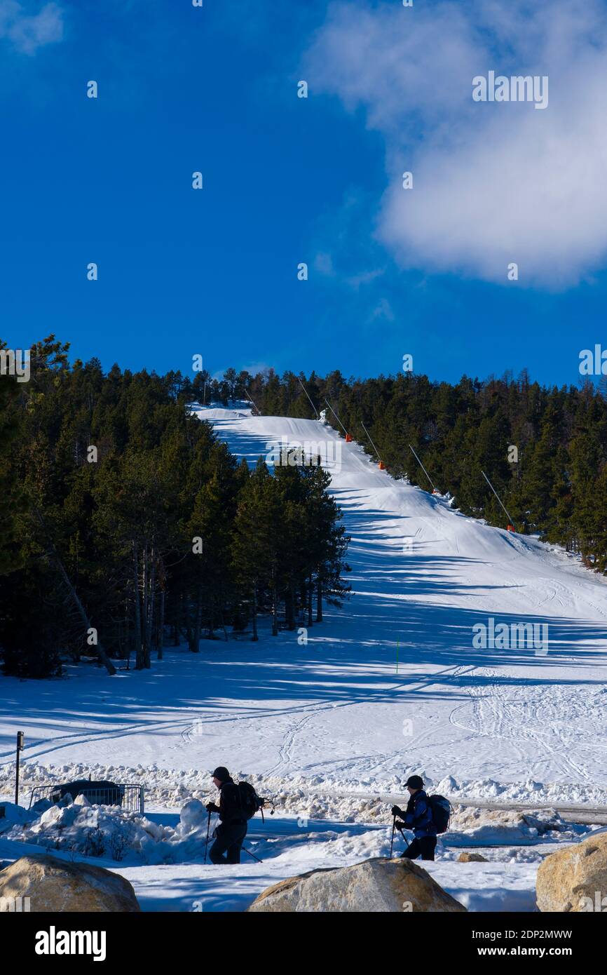 Viel Schnee, leere Pisten. Skistationen geschlossen, 18. Dezember 2020, in Font Romeu, Pyrenees, Orientales, Frankreich, wegen Coronavirus Einschränkungen. Stockfoto