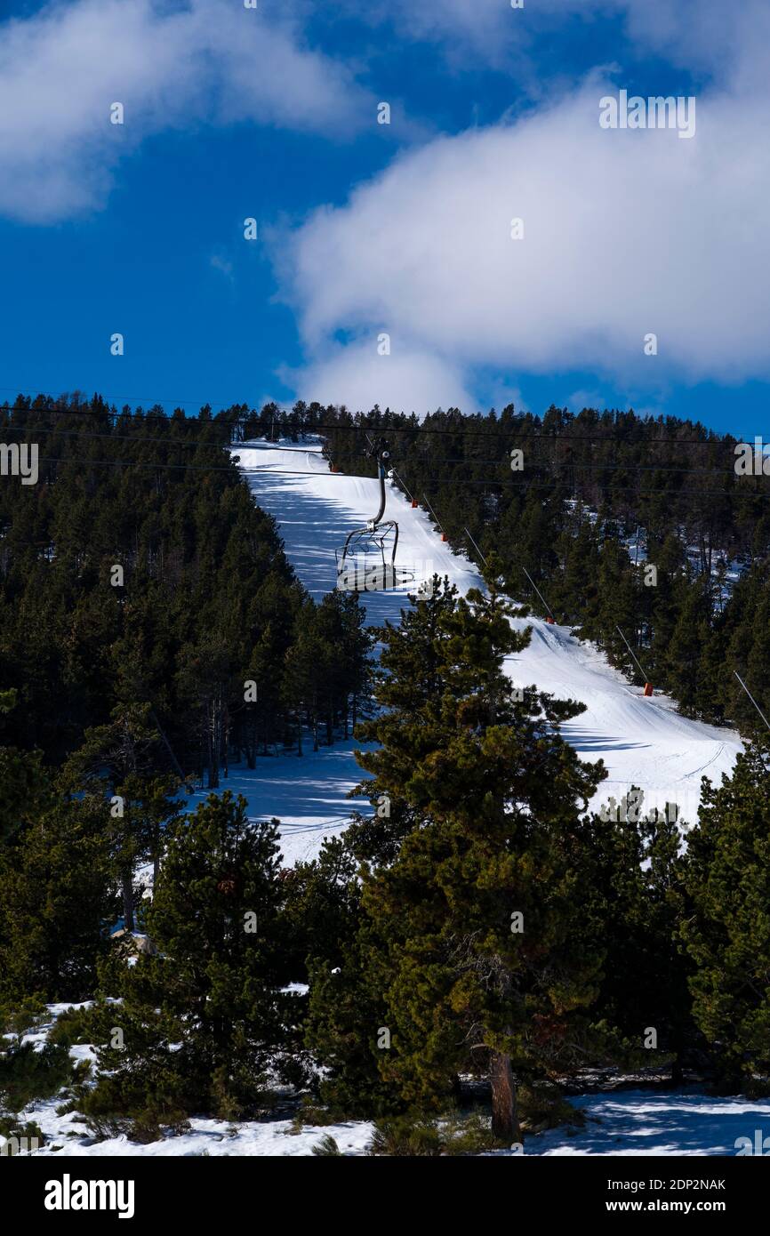 Viel Schnee, leere Pisten. Skistationen geschlossen, 18. Dezember 2020, in Font Romeu, Pyrenees, Orientales, Frankreich, wegen Coronavirus Einschränkungen. Stockfoto