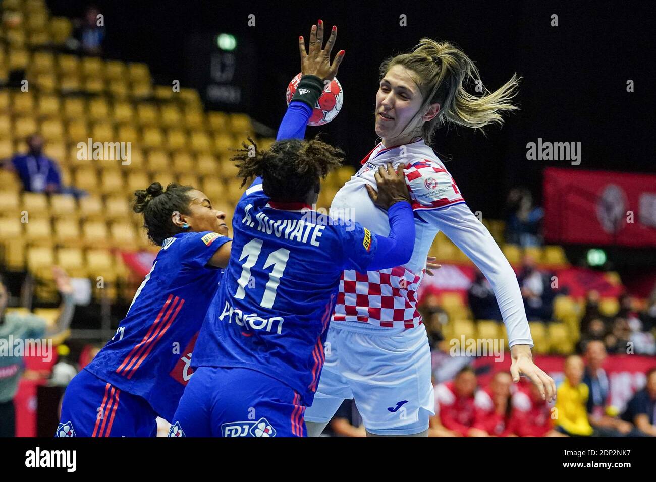 HERNING, DÄNEMARK - 18. DEZEMBER: Aissatou Kouyate aus Frankreich, Camila Micijevic aus Kroatien während des EHF Euro 2020-Spiels der Frauen zwischen Frankreich und Kroatien Stockfoto