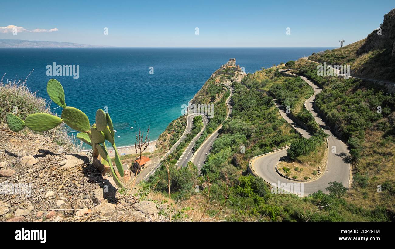 Vom blauen Meer von Sizilien Reihe von Haarnadelstraße, die zu den Bergen von Peloritani führt, allein stachelige Birne übersehen auf der Küste Stockfoto