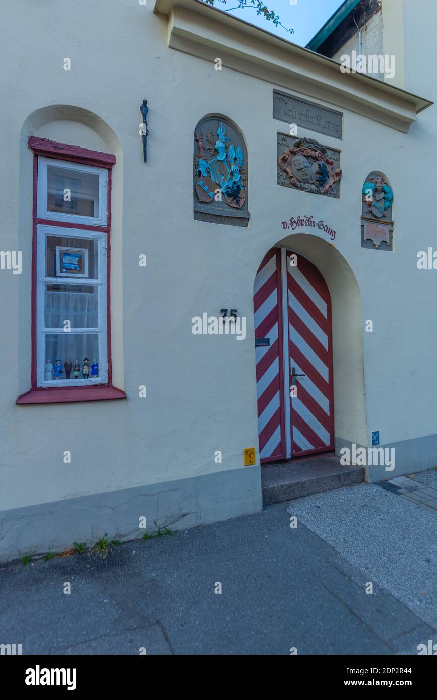 Historische Hinterhofpassage von-Höveln-Gang mit Wappen des ehemaligen Eigentümers, Hansestadt Lübeck, Schleswig-Holstein, Norddeutschland, Europa Stockfoto