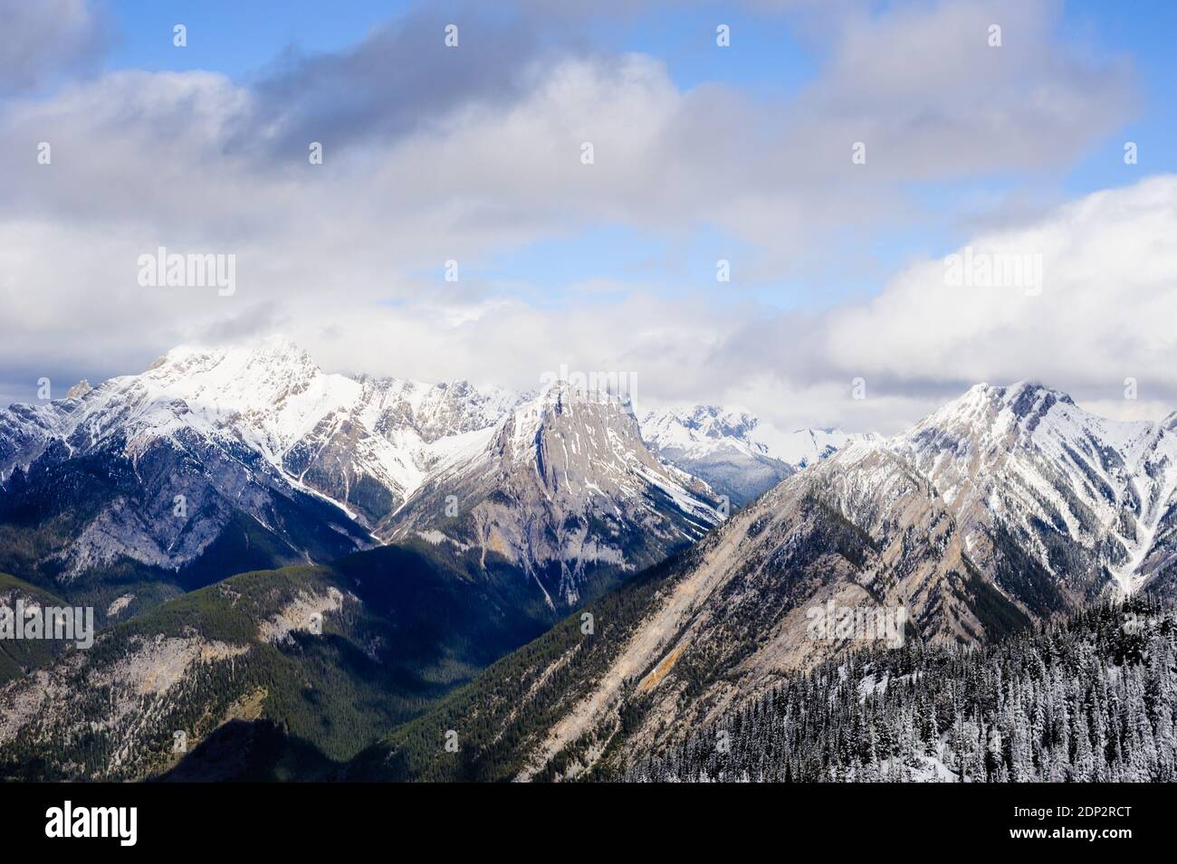 Schneebedeckte Berge unter niedrigen Wolken, in der Nähe von Banff, Alberta, Kanada. Stockfoto