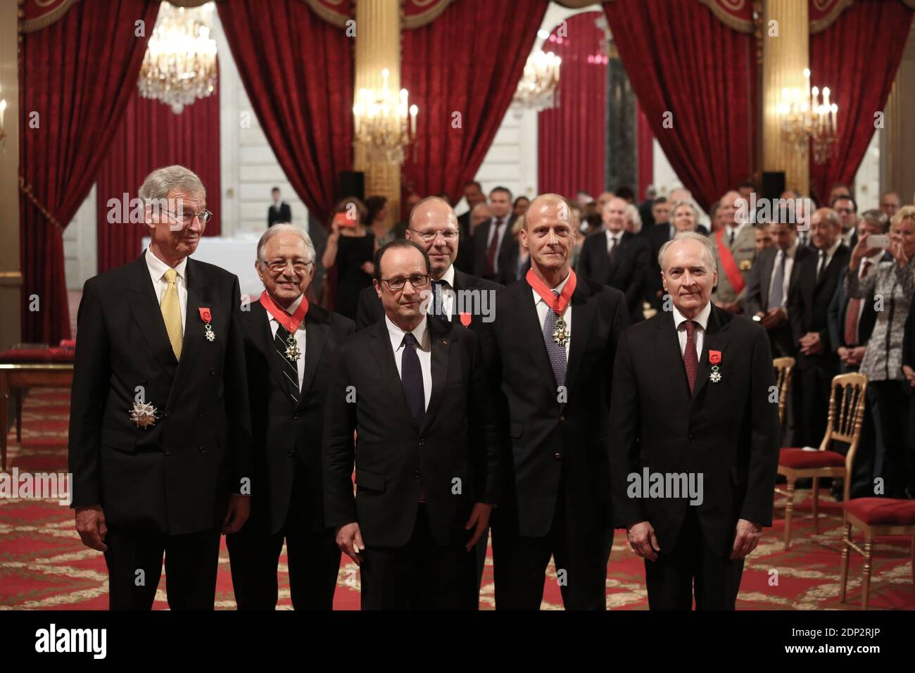 Der französische Präsident Francois Hollande stellt mit den Preisträgern (L-R) Gerhard Cromme (Präsident des Siemens-Aufsichtsrates), Jacques Saade (CEO der französischen Reederei CMA CGM), Guillaume Poitrinal (CEO von Woodeum & Cie), Thomas Enders (Präsident und CEO von Airbus) und Xavier Huillard (CEO von Vinci) Während einer Preisverleihung im Elysee Palace in Paris, Frankreich am 14. April 2015. Foto von Hamilton/Pool/ABACAPRESS.COM Stockfoto