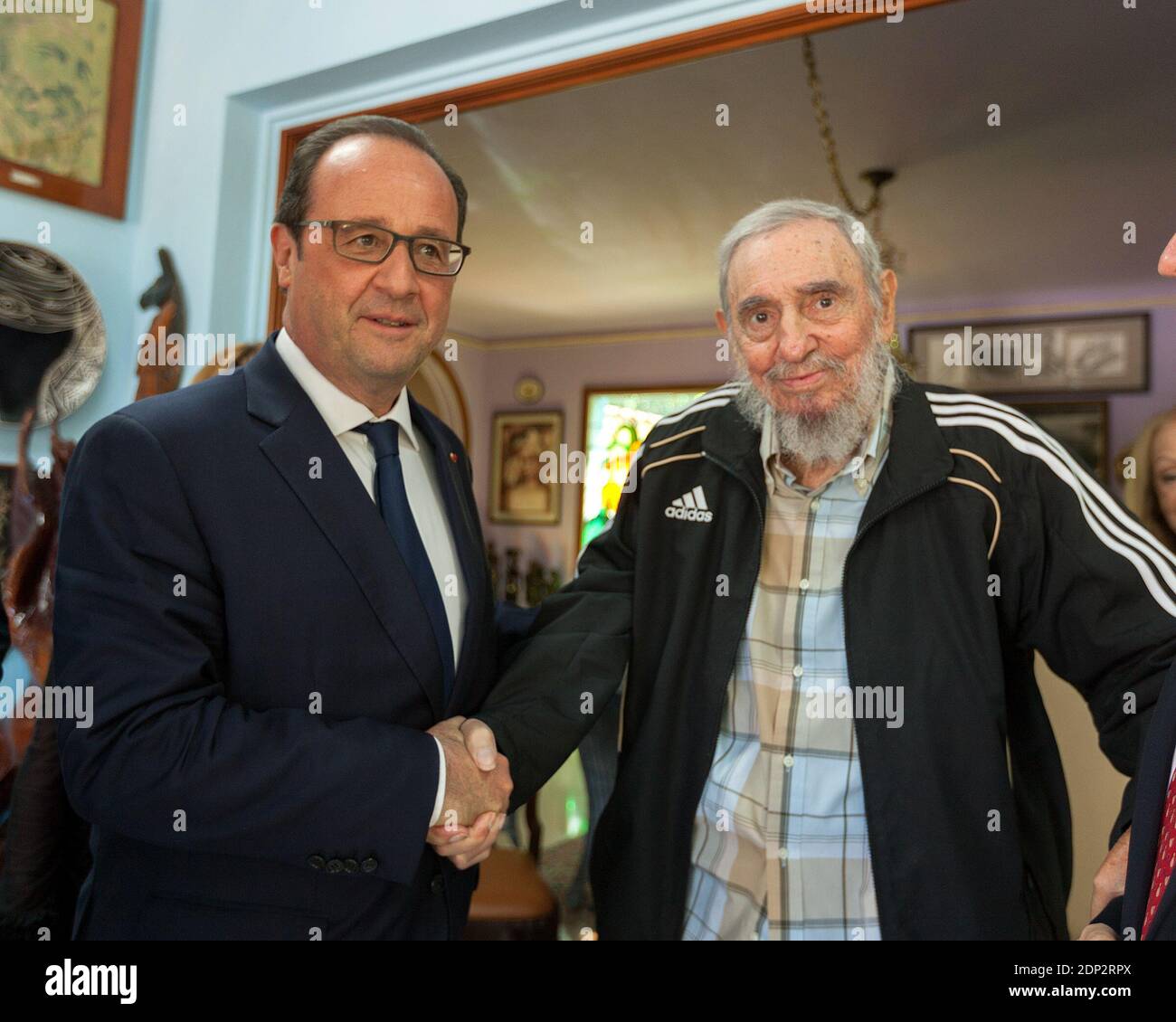 Handout Bild des französischen Präsidenten Francois Hollande schüttelt Hand mit kubanischen historischen Führer Fidel Castro während eines Treffens in Havanna, Kuba, am 11. Mai 2015. Hollandes Kuba-Reise, die erste Reise eines französischen Führers, hat die gleichzeitig kooperativen und wettbewerbsfähigen Beziehungen zwischen den Vereinigten Staaten und der Europäischen Union hervorgehoben, da beide darauf hinwirken, die Geschäfte mit Havanna zu verstärken. Foto über ABACAPRESS.COM Stockfoto