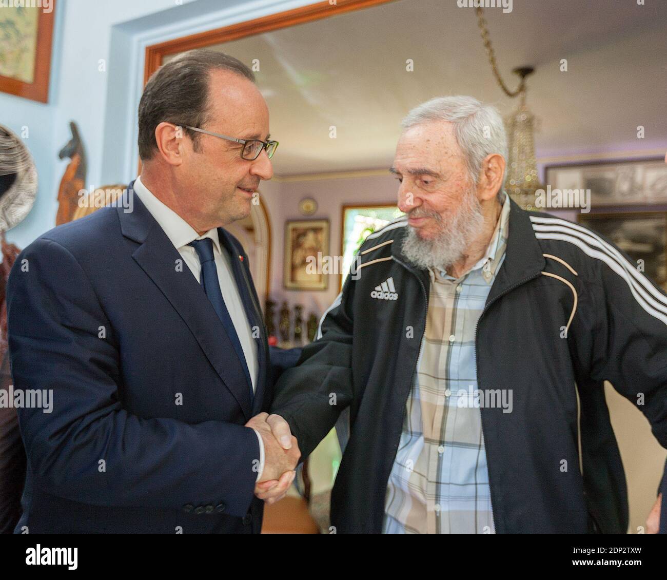 Handout Bild des französischen Präsidenten Francois Hollande schüttelt Hand mit kubanischen historischen Führer Fidel Castro während eines Treffens in Havanna, Kuba, am 11. Mai 2015. Hollandes Kuba-Reise, die erste Reise eines französischen Führers, hat die gleichzeitig kooperativen und wettbewerbsfähigen Beziehungen zwischen den Vereinigten Staaten und der Europäischen Union hervorgehoben, da beide darauf hinwirken, die Geschäfte mit Havanna zu verstärken. Foto über ABACAPRESS.COM Stockfoto