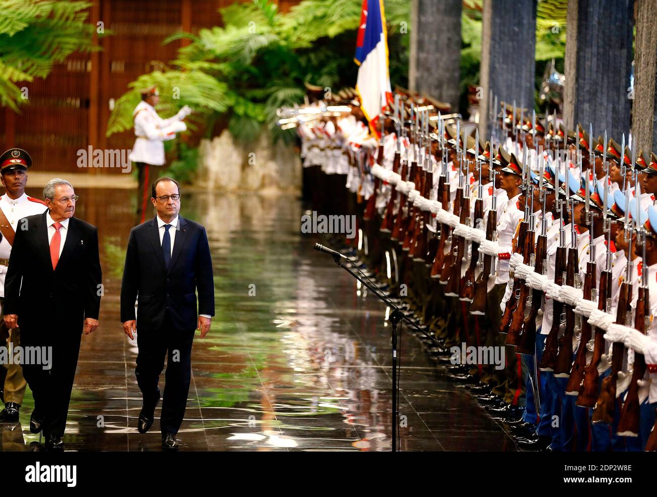 Der französische Präsident Francois Hollande und der kubanische Präsident Raul Castro bei einer Begrüßungszeremonie im Museum der Revolution, dem Alten Präsidentenpalast in Havanna, Kuba, am 11. Mai 2015. Hollande ist auf einer fünftägigen Reise in die Karibik mit Guadeloupe, Martinique, Kuba und Haiti. Foto von Patrick Bernard/ABACAPRESS.COM Stockfoto