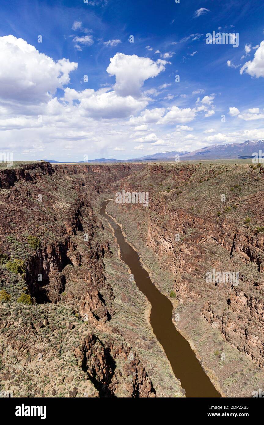 Malerische Aussicht von einer Stahlbrücke, die überspannt den Fluss Rio Grande in der Nähe von Taos, New Mexico, USA Stockfoto