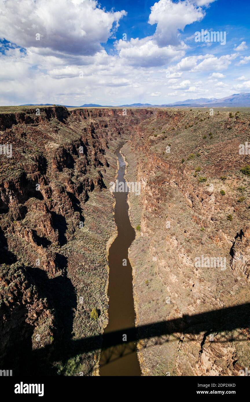 Malerische Aussicht von einer Stahlbrücke, die überspannt den Fluss Rio Grande in der Nähe von Taos, New Mexico, USA Stockfoto