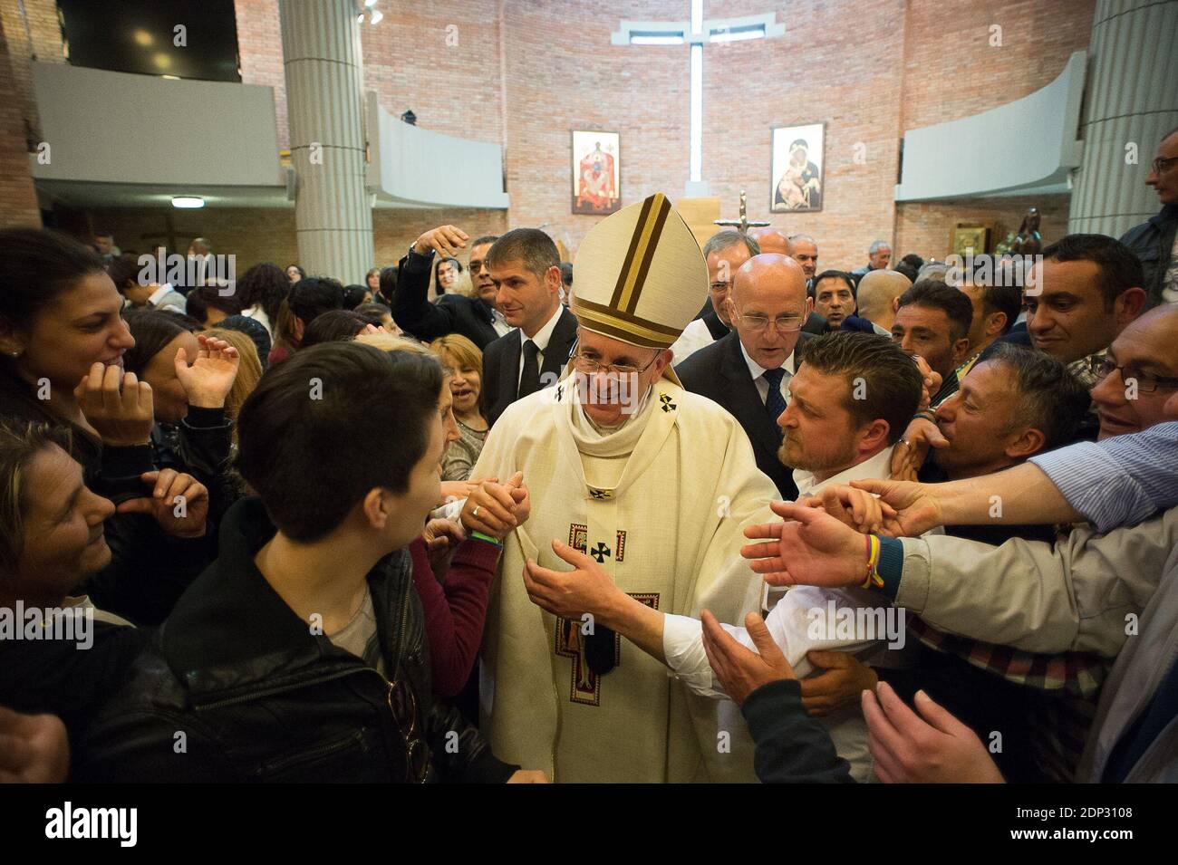 Papst Franziskus kommt am 2. April 2015 in das Gefängnis von Rebibbia, wo er in Rom, Italien, die Füße waschen soll. Die 12 Häftlinge, die für die 2,100 Gefangenen ausgewählt wurden, kamen aus Italien, Nigeria, dem Kongo, Ecuador und Brasilien.die Fußwaschung ist ein vorösterliches Ritual, das die Bereitschaft zeigt, anderen zu dienen. Franziskus hat den Ritus revolutioniert, indem er ihn auch auf Frauen und nicht-Katholiken ausführt, wenn die vatikanischen Regeln fordern, dass es sich um eine reine Männersache handelt. Foto von ABACAPRESS.COM Stockfoto