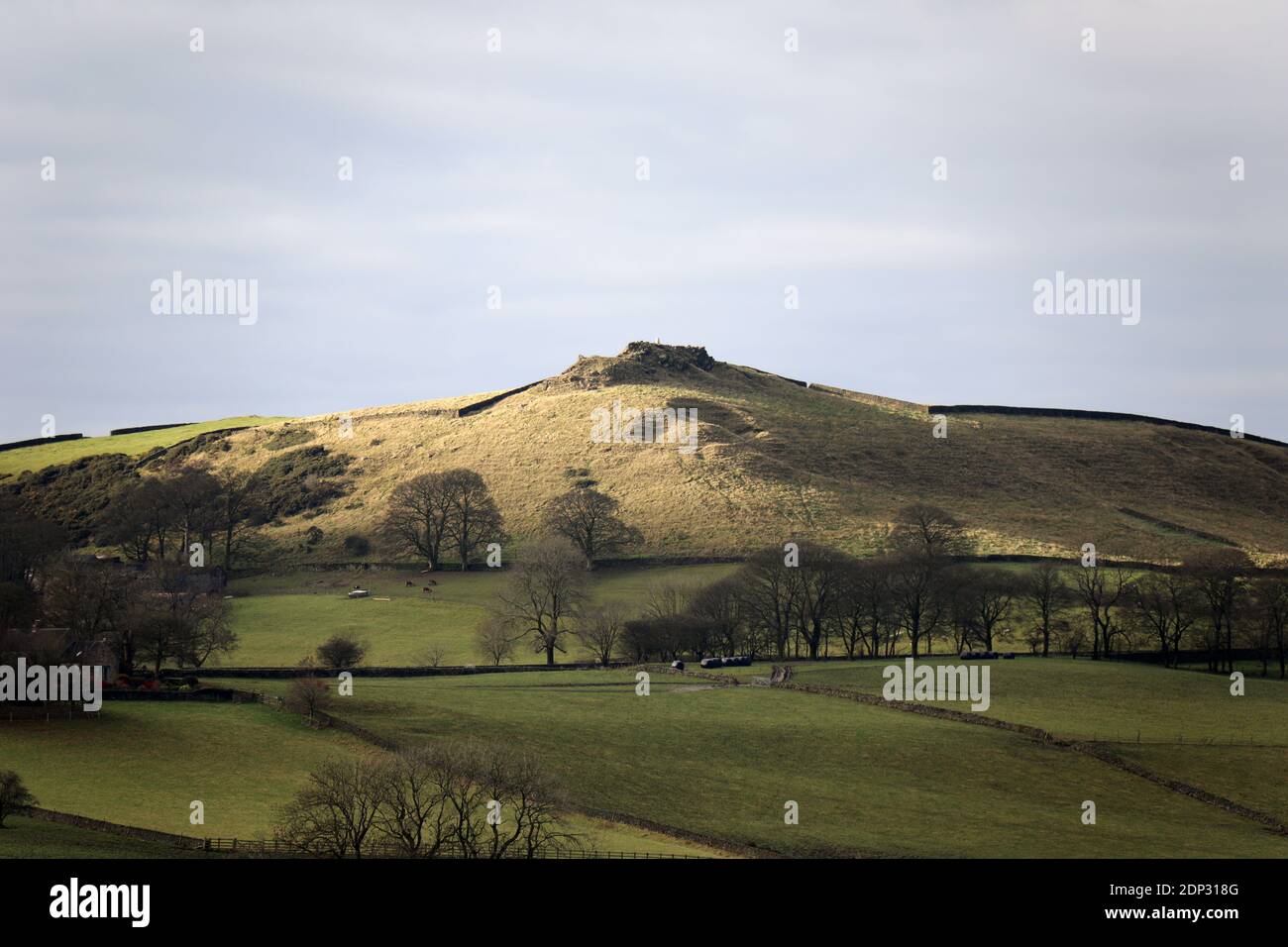 Sheen Hill über dem Dove Valley in Staffordshire, das ist Gekrönt mit einem trig Punkt Stockfoto