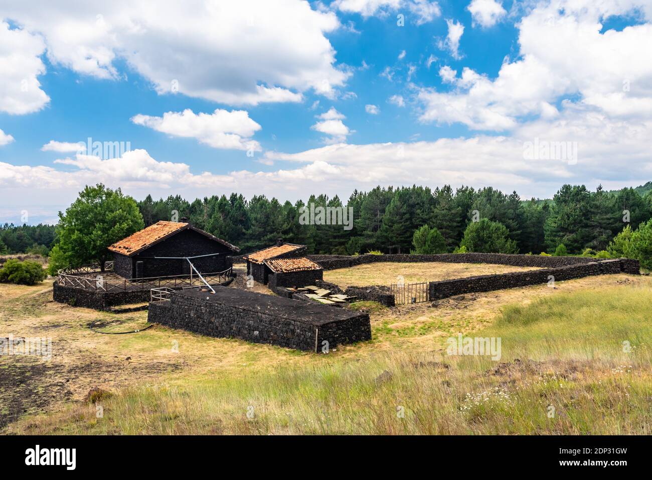 Sommer Blick auf Lavastein Carpinteri Hütte auf dem Ätna, Sizilien Stockfoto