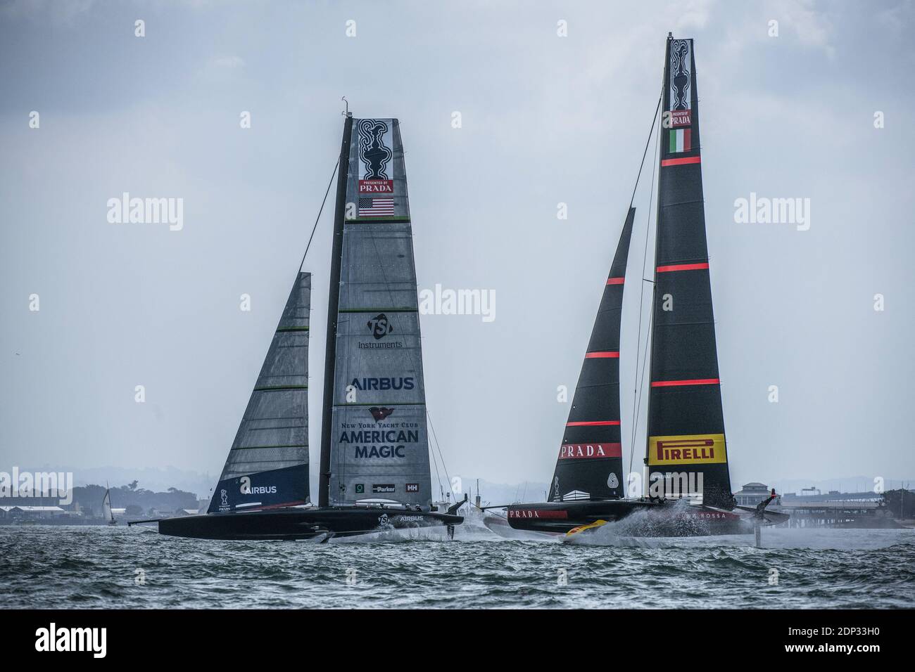 Luna Rossa Prada Pirelli in Pre-Race Manouvers mit American Magie für ihr zweites Spiel des Tages während der Prada America&# / lm Stockfoto