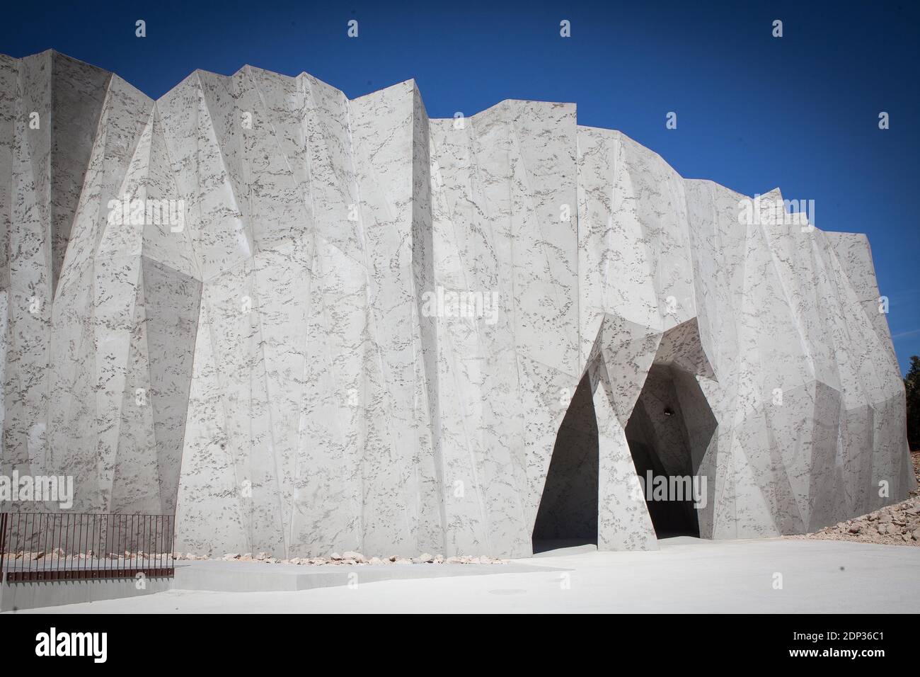 Eine Außenansicht der Nachbildung der La Caverne du Pont-d'Arc, oder Chauvet Höhle, ist in Vallon Pont-d'Arc, Südfrankreich, am 8. April 2015 abgebildet. Die ursprüngliche verzierte Höhle, die 1994 entdeckt wurde, wird vom UNESCO-Welterbekomitee als Weltkulturerbe eingestuft. Die Nachbildung der Höhle wird am 25. April 2015 für die Öffentlichkeit geöffnet. Foto von Audrey Poree/ABACAPRESS.COM Stockfoto