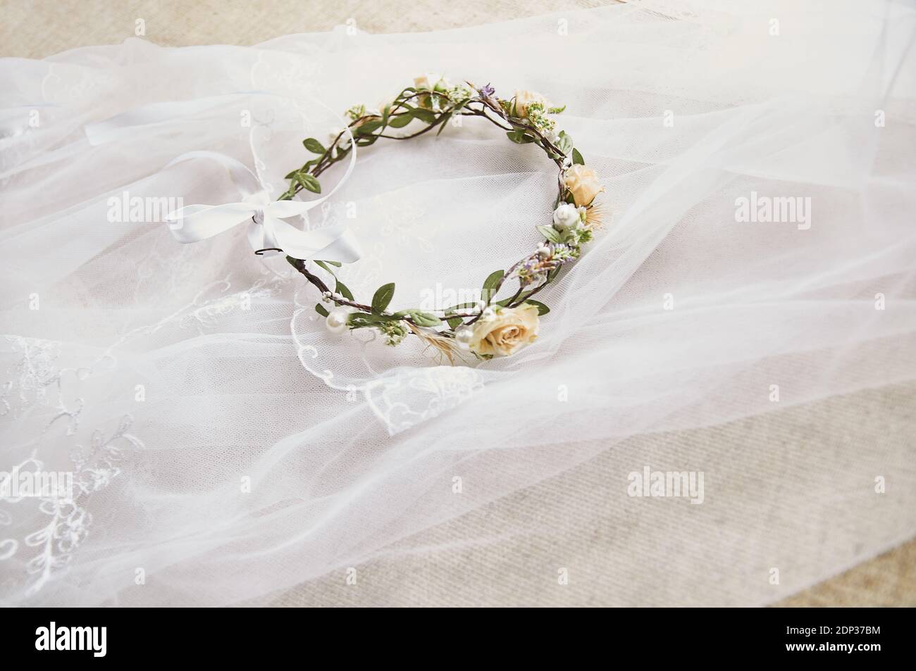 Hochzeitskranz auf Tisch mit Lavendel Brautstrauß Stockfoto