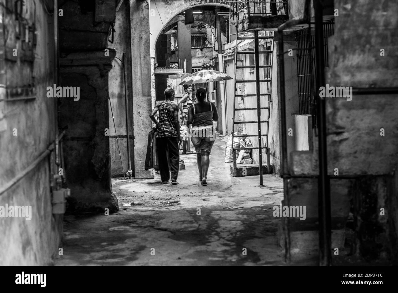 Bilder von La Havana und ihren Menschen, Autos und Gebäuden. Cuba Lifestyle - Reise nach Kuba April-Mai 2015. Francois Hollande kam am Sonntag in Havanna an, der erste französische Präsident, der Kuba seit mehr als einem Jahrhundert besucht. Hollande ist der erste westliche Staatschef, der Kuba besucht, nachdem Havanna und Washington im Dezember überraschend angekündigt hatten, dass die ehemaligen Gegner des Kalten Krieges nach einem halben Jahrhundert schlechten Blutes zur Normalisierung der Beziehungen übergehen würden. Foto von Eagle Press/ABACAPRESS.COM Stockfoto