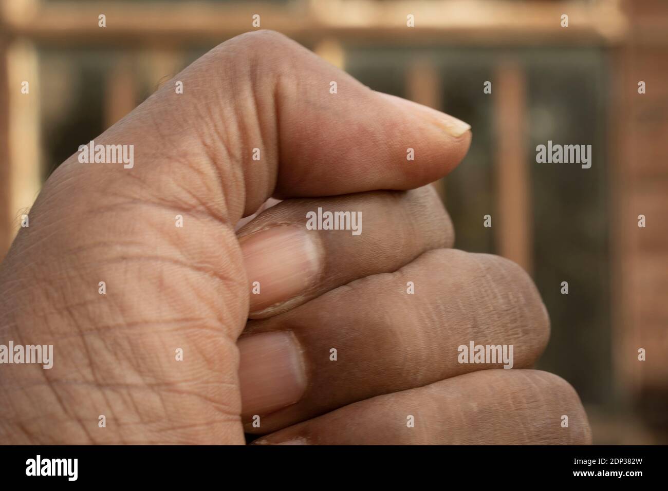 Schwarze Hand zeigt Daumen und zwei Finger mit einem out Des Fokushintergrundes Stockfoto