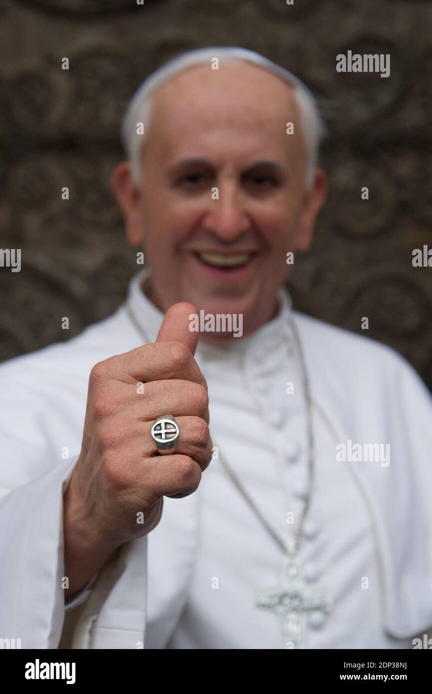 Das lebensgroße Wachsfigurenmodell von Papst Franziskus wird am 2. April 2015 im Grevin Museum vor der Kathedrale Notre Dame in Paris, Frankreich, im Rahmen der Osterfeierlichkeiten präsentiert. Das Grevin Museum wurde 1882 gegründet und ist eines der ältesten Wachsmuseum in Europa. Foto von Thierry Orban/ABACAPRESS.COM Stockfoto