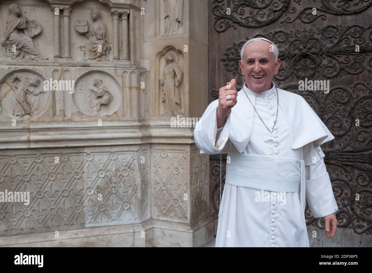 Das lebensgroße Wachsfigurenmodell von Papst Franziskus wird am 2. April 2015 im Grevin Museum vor der Kathedrale Notre Dame in Paris, Frankreich, im Rahmen der Osterfeierlichkeiten präsentiert. Das Grevin Museum wurde 1882 gegründet und ist eines der ältesten Wachsmuseum in Europa. Foto von Thierry Orban/ABACAPRESS.COM Stockfoto