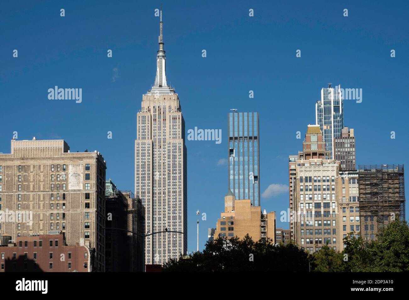 Das Empire State Building ragt über Midtown aus der Sicht von Nomad, NYC, USA Stockfoto