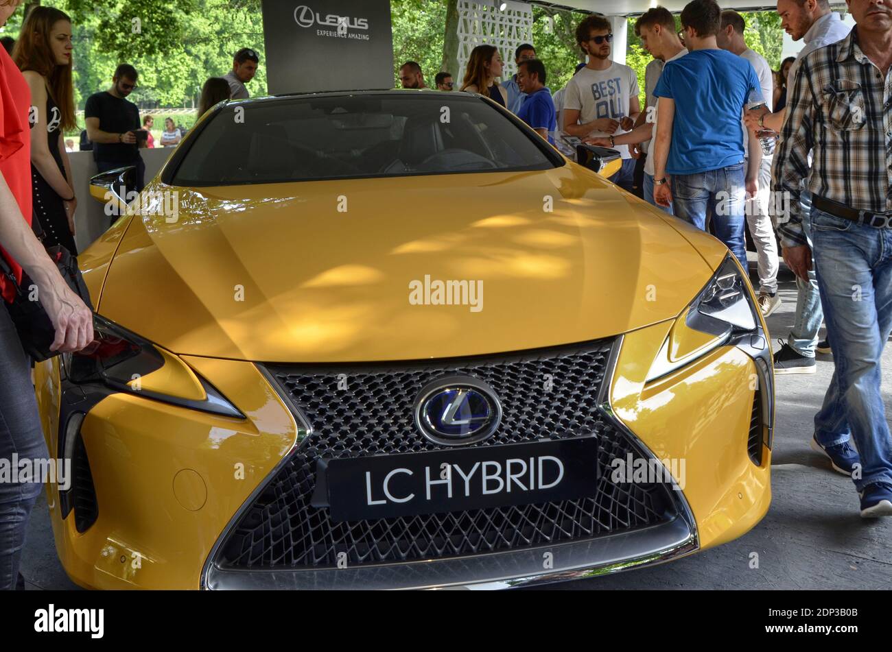 Turin, Piemont, Italien. Juni 2018. An der Valentino Park, der Motor Show. An der Lexus stand, der Gelben lc zieht die Aufmerksamkeit der Peop Stockfoto