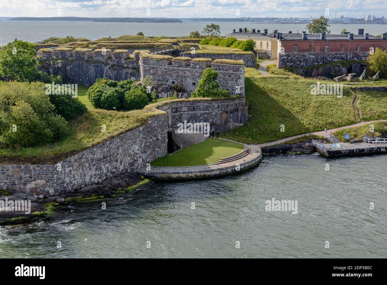 Junge Leute winken zur Fähre auf der Kuninkaanportti (Tor des Königs) Stockfoto