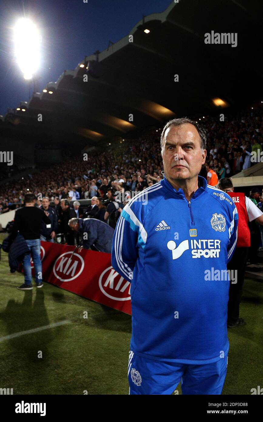 OM-Trainer Marcelo Bielsa beim ersten französischen Fußballspiel Girondins de Bordeaux (FCGB) gegen Olympique de Marseille (OM) im Chaban-Delmas-Stadion in Bordeaux, Südwestfrankreich am 12. April 2015. Foto von Bernard-Salinier/ABACAPRESS.COM Stockfoto