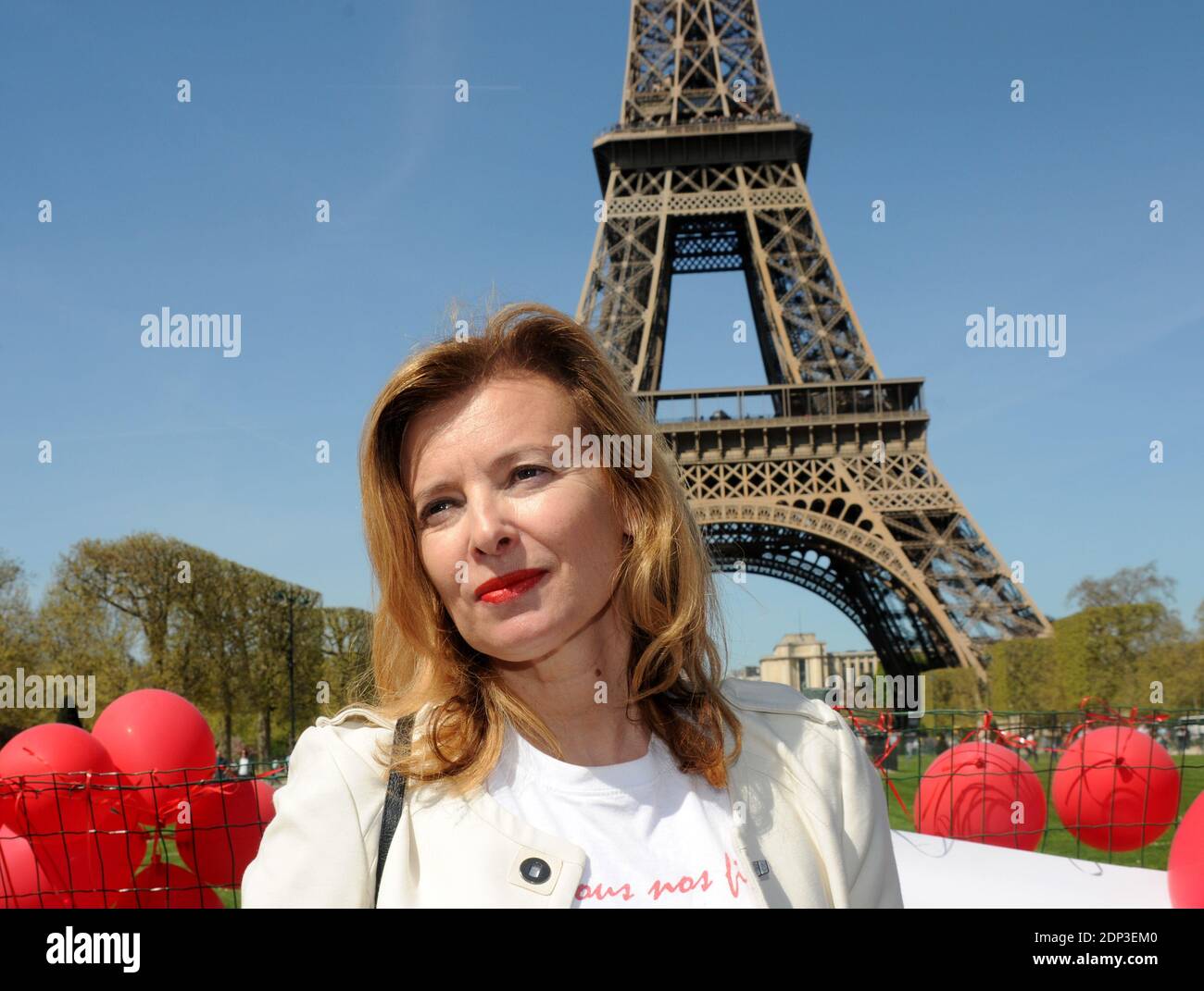 Die ehemalige französische First Lady Valerie Trierweiler bei der Kampagne "Bring Back Our Girls" vor dem Eiffelturm in Paris, Frankreich, am 14. April 2014 anlässlich des ersten Jahrestages der Entführung von über 200 nigerianischen Schülerinnen durch Boko Haram Militante. Foto von Alain Apaydin/ABACAPRESS.COM Stockfoto
