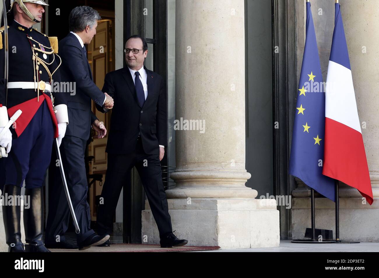Der französische Präsident Francois Hollande begleitet den Co-CEO und Vorstand der SAP AG, Bill McDermott, nach einer Sitzung am 14. April 2015 im Elysee Palace in Paris. Foto von Stephane Lemouton/ABACAPRESS.COM Stockfoto
