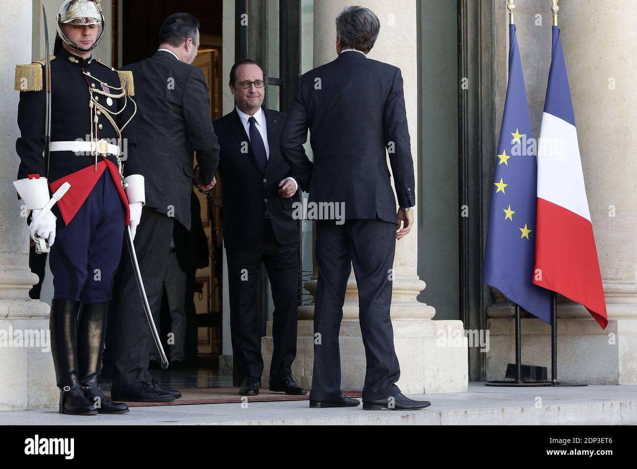 Der französische Präsident Francois Hollande begleitet den Co-CEO und Vorstand der SAP AG, Bill McDermott, nach einer Sitzung am 14. April 2015 im Elysee Palace in Paris. Foto von Stephane Lemouton/ABACAPRESS.COM Stockfoto