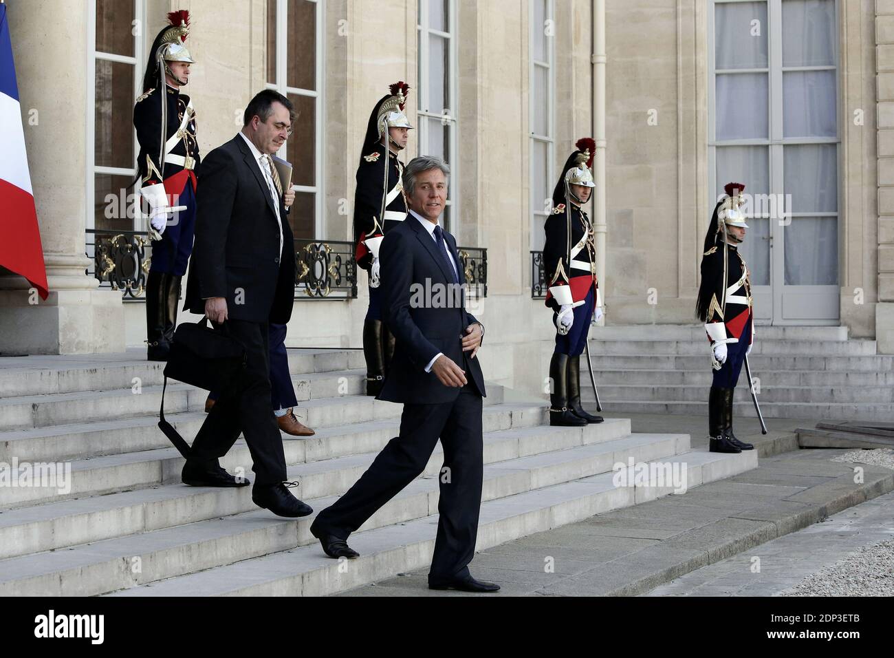Der französische Präsident Francois Hollande begleitet den Co-CEO und Vorstand der SAP AG, Bill McDermott, nach einer Sitzung am 14. April 2015 im Elysee Palace in Paris. Foto von Stephane Lemouton/ABACAPRESS.COM Stockfoto