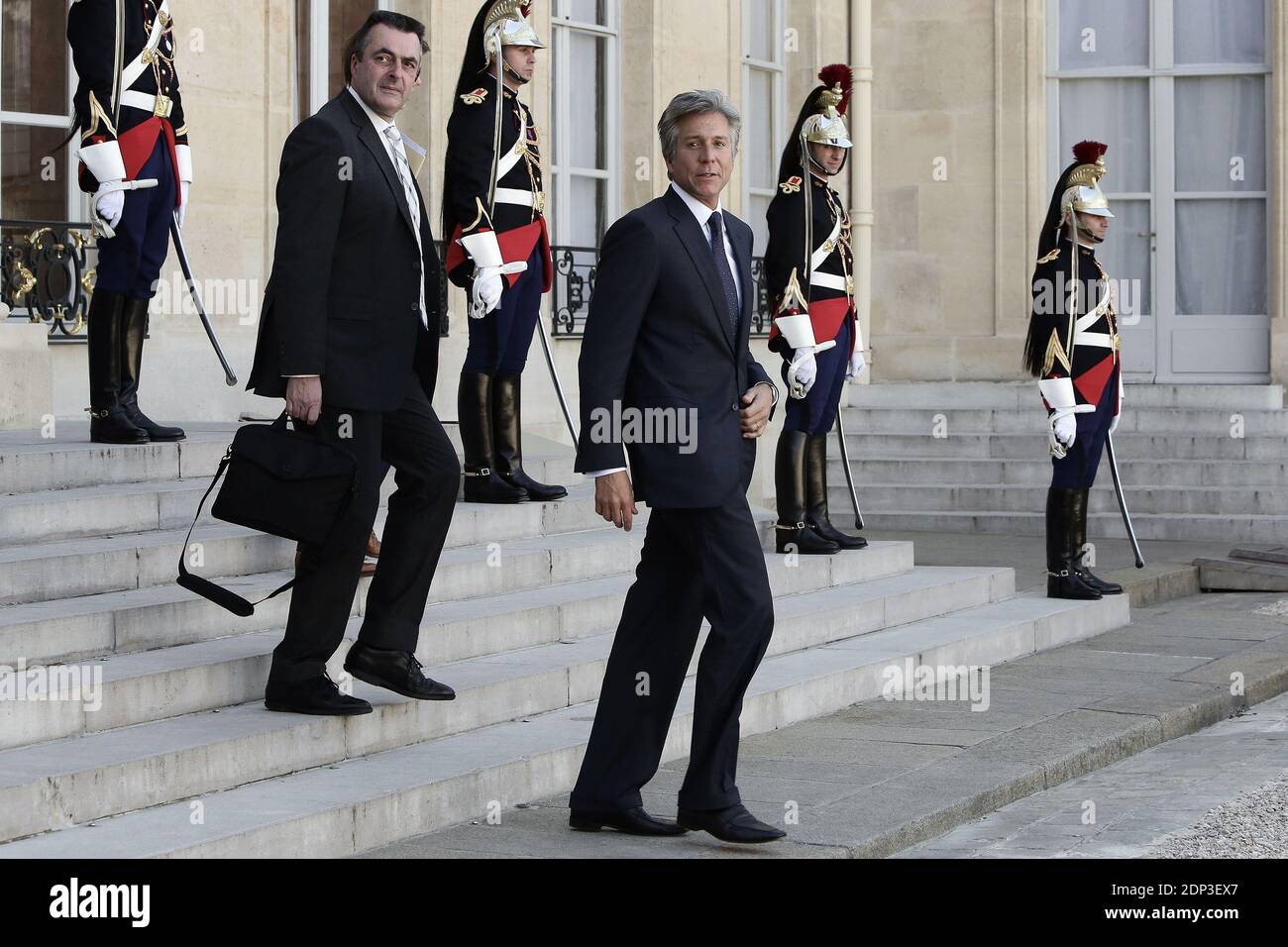 Der französische Präsident Francois Hollande begleitet den Co-CEO und Vorstand der SAP AG, Bill McDermott, nach einer Sitzung am 14. April 2015 im Elysee Palace in Paris. Foto von Stephane Lemouton/ABACAPRESS.COM Stockfoto